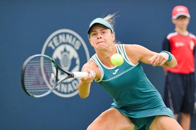 MONTREAL, QC - AUGUST 07: Magda Linette (POL) returns the ball during a first round match at WTA, Tennis Damen National Bank Open on August 07, 2023 at IGA Stadium in Montreal, QC (Photo by David Kirouac Icon Sportswire) TENNIS: AUG 07 National Bank Open EDITORIAL USE ONLY Icon230807029