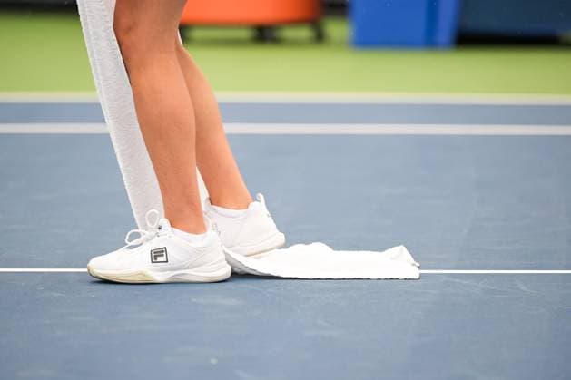 MONTREAL, QC - AUGUST 07: A ball kid wipes the court lines with a towl following a light rain shower during a first round match at WTA, Tennis Damen National Bank Open on August 07, 2023 at IGA Stadium in Montreal, QC (Photo by David Kirouac Icon Sportswire) TENNIS: AUG 07 National Bank Open EDITORIAL USE ONLY Icon230807035