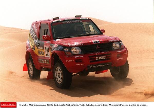 15305 35 Michel Maindru ABACA. 15305-35. Emirats Arabes Unis, 11 99. Jutta Kleinschmidt sur Mitsubishi Pajero au rallye de Duba¢.  Copyright: xMaindruxPhoto ABACAx 15305_35 MaindruxPhoto ABACAx 15305_35