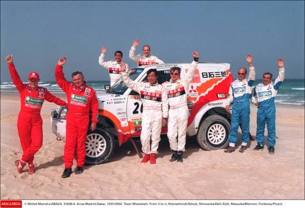 31638 04 Michel Maindru ABACA. 31638-4. Arras-Madrid-Dakar, 13 01 2002. Team Mistubishi. Form (l to r), Kleinschmidt Schulz, Shinozuka Delli-Zotti, Masuoka Maimon, Fontenay Picard.  Copyright: xMaindruxPhoto ABACAx 31638_04 MaindruxPhoto ABACAx 31638_04