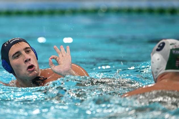 Sport Themen der Woche KW32 Sport Bilder des Tages (230808) -- CHENGDU, Aug. 8, 2023 -- Stefano Guerrato (L) of Italy competes during the Water polo, Wasserball men s gold medal match between Italy and Hungary at the 31st FISU Summer World University Games in Chengdu, southwest China s Sichuan Province, Aug. 8, 2023. ) (Chengdu Universiade)CHINA-CHENGDU-WORLD UNIVERSITY GAMES-WATER POLO (CN) ChenxZeguo 