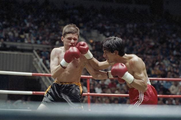 Archivbilder der Woche SPORT KW34 Moscow, USSR. Soviet athlete Dmitry Epishin (L) and Enrique Largo (R) of the USA team fight over the title of the World Champion in the weight category 55 kg according to the International Boxing Association in the Olimpiysky sports complex. Igor Utkin, Alexander Yakovlev TASS  32037719
