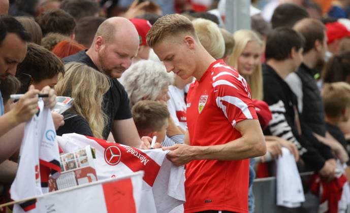 Stuttgart , Fußball Training VfB Stuttgart , Chris Führich gibt Autogramme für die Fans