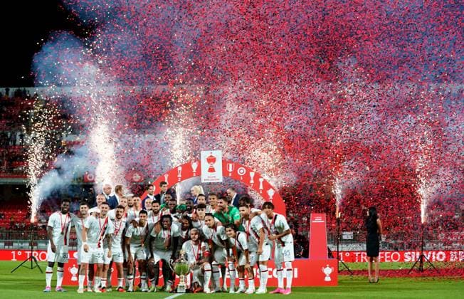 Bilder des Jahres 2023, Sport 08 August Sport Themen der Woche KW32 Sport Bilder des Tages Foto Spada LaPresse 08 agosto 2023 - Monza , Italia - calcio -Monza vs Milan - 1^ Trofeo Silvio Berlusconi - Stadio U-Power . Nella foto: i giocatori del Milan festeggiano la vittoria del trofeo August 08 , 2023 Monza , Italy - sport, calcio - Monza vs Milan - 1^ Silvio Berlusconi trophy - U-Power Stadium . In the pic: Milan s players celebrates winning the trophy  Copyright: xSpada LaPressex