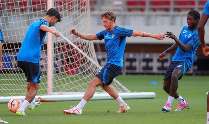 Genk s Luca Oyen and Genk s Patrik Hrosovsky fight for the ball during a training session of Belgian soccer team KRC Genk, Wednesday 09 August 2023 in Piraeus, Greece. The club is preparing for tomorrow s match against Greek Olympiacos F.C. in the third qualifying round for the UEFA Europa League competition. VIRGINIExLEFOUR  x71832988x