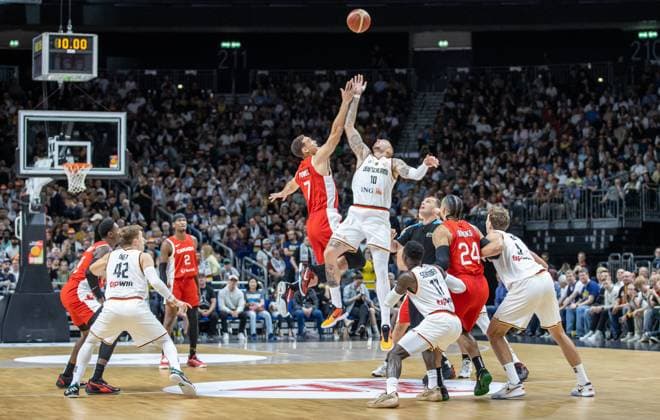 Basketball: Laenderspiele, Deutschland - Kanada, Mercedes-Benz Arena. Dwight Powell aus Kanada kaempft gegen Deutschlands Daniel Theis (r) um den Ball. Basketball: Laenderspiel Deutschland - Kanada