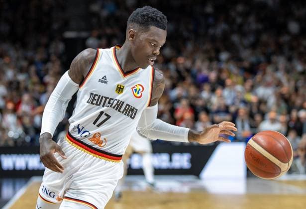 Basketball: Laenderspiele, Deutschland - Kanada, Mercedes-Benz Arena. Deutschlands Dennis Schroeder spielt den Ball. Basketball: Laenderspiel Deutschland - Kanada