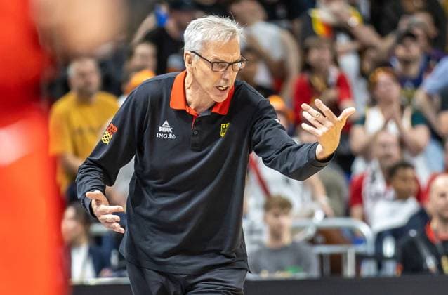 Basketball: Laenderspiele, Deutschland - Kanada, Mercedes-Benz Arena. Deutschlands Trainer Gordon Herbert ruft seinem Team gestikulierend etwas zu. Basketball: Laenderspiel Deutschland - Kanada