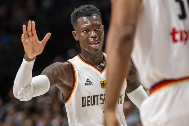 Basketball: Laenderspiele, Deutschland - Kanada, Mercedes-Benz Arena. Deutschlands Dennis Schroeder hebt eine Hand. Basketball: Laenderspiel Deutschland - Kanada