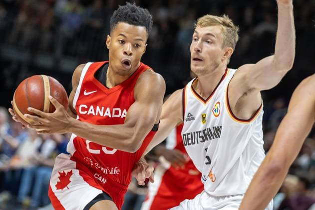 Basketball: Laenderspiele, Deutschland - Kanada, Mercedes-Benz Arena. Phil Scrubb aus Kanada kaempft gegen Deutschlands Niels Giffey (r) um den Ball. Basketball: Laenderspiel Deutschland - Kanada