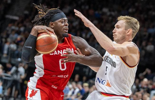 Basketball: Laenderspiele, Deutschland - Kanada, Mercedes-Benz Arena. Luguentz Dort aus Kanada kaempft gegen Deutschlands Niels Giffey (r) um den Ball. Basketball: Laenderspiel Deutschland - Kanada