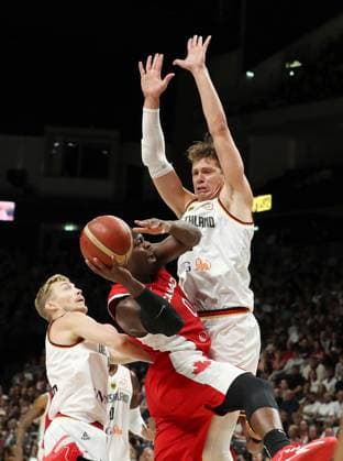 Niels Giffey (GER), Luguentz Dort, Moritz Wagner (GER) Zweikampf Spielszene Aktion Basketball DBB Nationalmannschaft Herren Länderspiel Saison 2023 2024 09.08.2023 Deutschland GER vs Kanada CAN