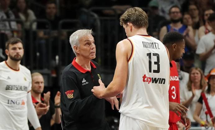 Coach Gordon Herbert (GER) redet mit Moritz Wagner (GER) Aktion Oberkörper Basketball DBB Nationalmannschaft Herren Länderspiel Saison 2023 2024 09.08.2023 Deutschland GER vs Kanada CAN