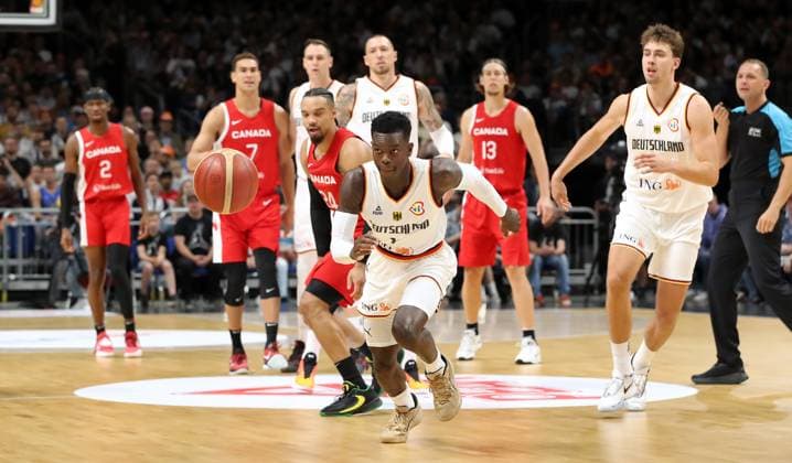 Dennis Schröder (GER), Dillon Brooks Zweikampf Spielszene Aktion Basketball DBB Nationalmannschaft Herren Länderspiel Saison 2023 2024 09.08.2023 Deutschland GER vs Kanada CAN