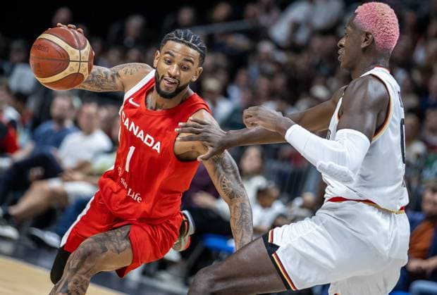 Basketball: Laenderspiele, Deutschland - Kanada, Mercedes-Benz Arena. Nickeil Alexander-Walker aus Kanada kaempft gegen Deutschlands Isaac Bonga (r) um den Ball. Basketball: Laenderspiel Deutschland - Kanada