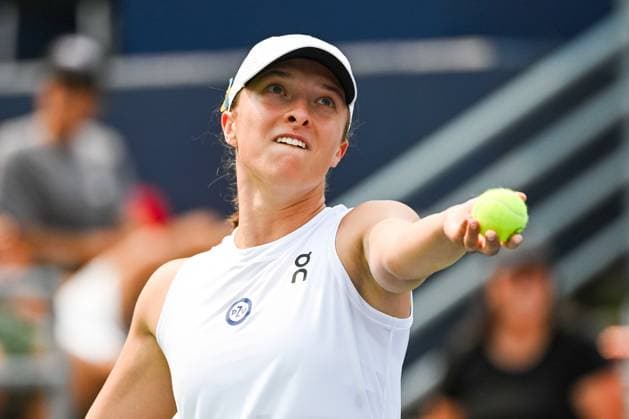 MONTREAL, QC - AUGUST 09: Iga Swiatek (POL) serves the ball during a second round match at WTA, Tennis Damen National Bank Open on August 09, 2023 at IGA Stadium in Montreal, QC (Photo by David Kirouac Icon Sportswire) TENNIS: AUG 09 National Bank Open EDITORIAL USE ONLY Icon230809016