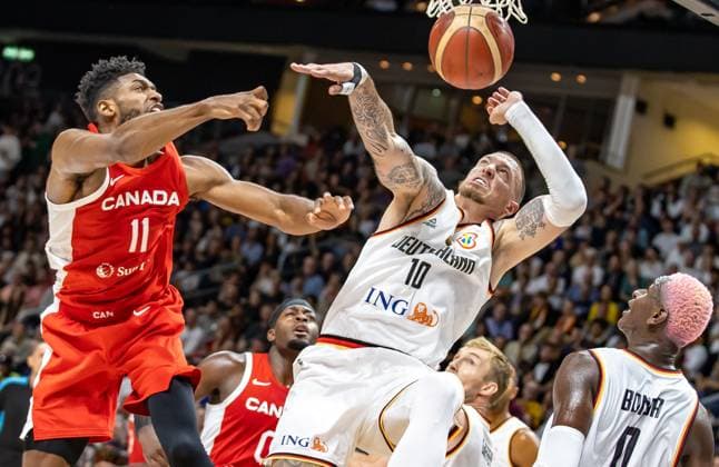 Sport Themen der Woche KW32 Sport Bilder des Tages Basketball: Laenderspiele, Deutschland - Kanada, Mercedes-Benz Arena. Kyle Alexander (l) aus Kanada springt zum Korb gegen Deutschlands Daniel Theis (M). Basketball: Laenderspiel Deutschland - Kanada *** Basketball Laender games, Germany Canada, Mercedes Benz Arena Kyle Alexander l from Canada jumps to the basket against Germanys Daniel Theis M Basketball Laender games Germany Canada