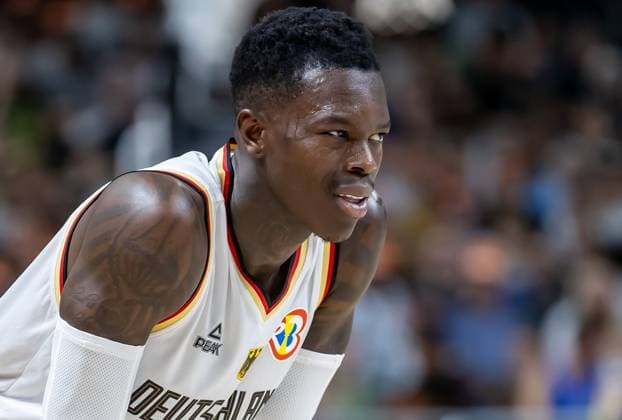 Basketball: Laenderspiele, Deutschland - Kanada, Mercedes-Benz Arena. Deutschlands Dennis Schroeder beugt sich auf seine Oberschenkel. Basketball: Laenderspiel Deutschland - Kanada