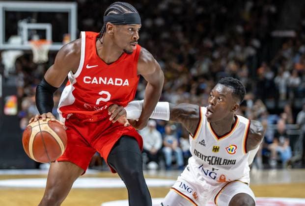 Basketball: Laenderspiele, Deutschland - Kanada, Mercedes-Benz Arena. Deutschlands Dennis Schroeder (r) kaempft gegen Shai Gilgeous-Alexander aus Kanada um den Ball. Basketball: Laenderspiel Deutschland - Kanada