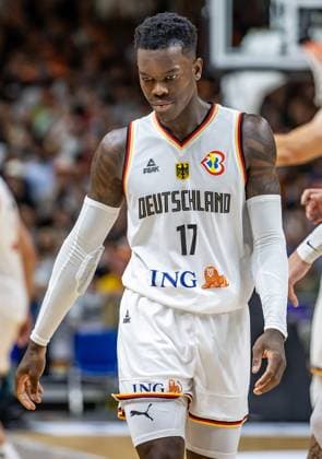 Basketball: Laenderspiele, Deutschland - Kanada, Mercedes-Benz Arena. Deutschlands Dennis Schroeder laeuft mit gesenktem Kopf ueber den Court. Basketball: Laenderspiel Deutschland - Kanada