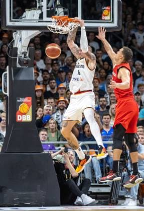 Basketball: Laenderspiele, Deutschland - Kanada, Mercedes-Benz Arena. Deutschlands Daniel Theis legt den Ball in den Korb und hängt daran. Basketball: Laenderspiel Deutschland - Kanada