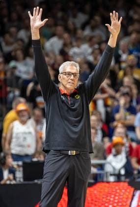 Basketball: Laenderspiele, Deutschland - Kanada, Mercedes-Benz Arena. Deutschlands Trainer Gordon Herbert steht gestikulierend am Rand des Courts. Basketball: Laenderspiel Deutschland - Kanada