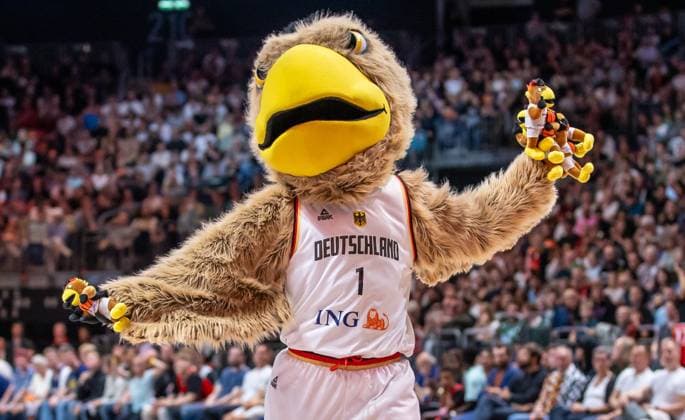 Sport Bilder des Tages Basketball: Laenderspiele, Deutschland - Kanada, Mercedes-Benz Arena. Maskottchen Arnold verteilt Plueschtiere an die Zuschauer. Basketball: Laenderspiel Deutschland - Kanada