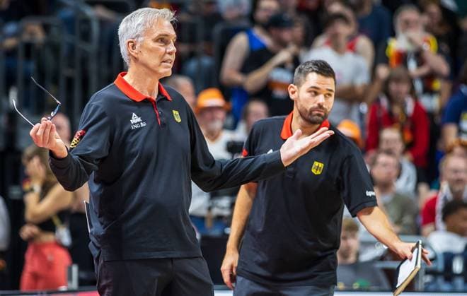Basketball: Laenderspiele, Deutschland - Kanada, Mercedes-Benz Arena. Deutschlands Trainer Gordon Herbert steht gestikulierend am Rand des Courts. Basketball: Laenderspiel Deutschland - Kanada
