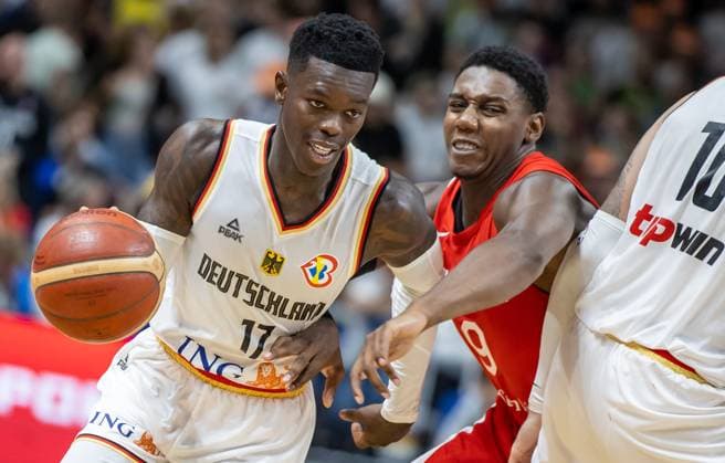Basketball: Laenderspiele, Deutschland - Kanada, Mercedes-Benz Arena. Deutschlands Dennis Schroeder (l) kaempft gegen R.J. Barrett aus Kanada um den Ball. Basketball: Laenderspiel Deutschland - Kanada