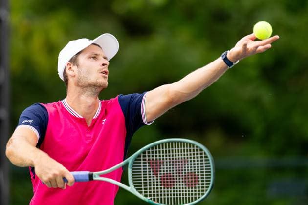 TORONTO, ON - AUGUST 09: Hubert Hurkacz of Poland serves during his second round match of the National Bank Open, part of the Hologic ATP, Tennis Herren Tour, at Sobeys Stadium on August 9, 2023 in Toronto, Canada. (Photo by Julian Avram Icon Sportswire) TENNIS: AUG 09 National Bank Open EDITORIAL USE ONLY Icon2308090061