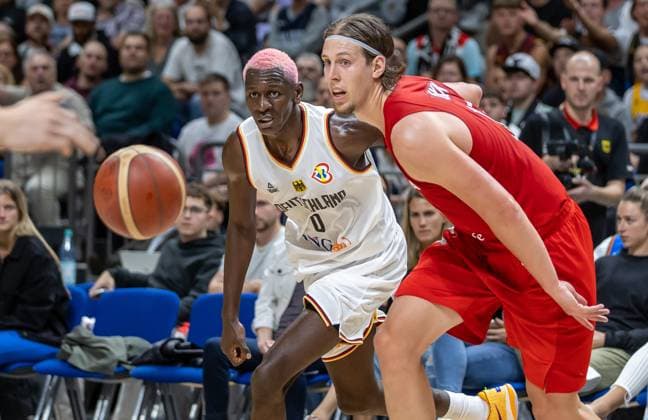 Basketball: Laenderspiele, Deutschland - Kanada, Mercedes-Benz Arena. Deutschlands Isaac Bonga (l) kaempft gegen Kelly Olynyk aus Kanada um den Ball. Basketball: Laenderspiel Deutschland - Kanada