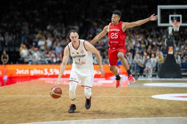 Basketball Berlin 09.08.2023 DBB Nationalmannschaft der Männer Länderspiel Testspiel Deutschland (GER) - Kanada (CAN) Johannes Voigtmann (Deutschland, No.07) Trae Bell-Haynes (Kanada, No.25)