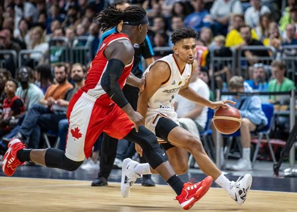 Basketball: Laenderspiele, Deutschland - Kanada, Mercedes-Benz Arena. Deutschlands Maodo Lo (r) kaempft gegen Luguentz Dort aus Kanada um den Ball. Basketball: Laenderspiel Deutschland - Kanada