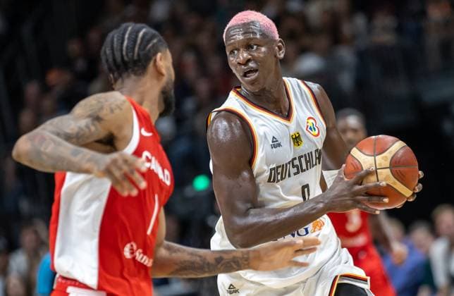Basketball: Laenderspiele, Deutschland - Kanada, Mercedes-Benz Arena. Deutschlands Isaac Bonga (r) kaempft gegen Nickeil Alexander-Walker aus Kanada um den Ball. Basketball: Laenderspiel Deutschland - Kanada