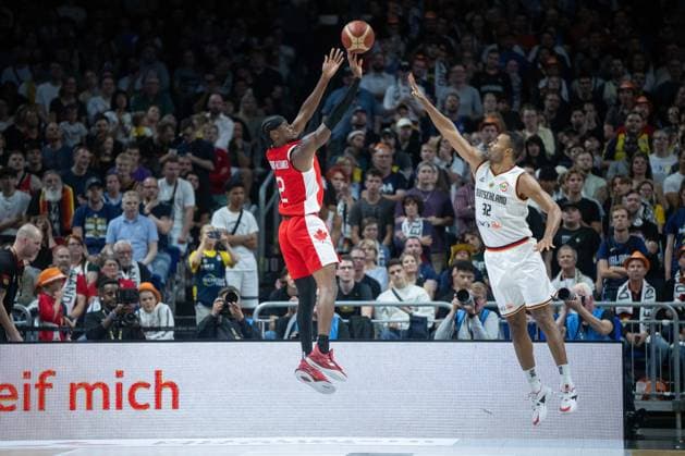 Sport Bilder des Tages Basketball Berlin 09.08.2023 DBB Nationalmannschaft der Männer Länderspiel Testspiel Deutschland (GER) - Kanada (CAN) Shai Gilgeous-Alexander (Kanada, No.02) Johannes Thiemann (Deutschland, No.32)