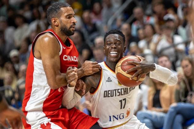 Basketball: Laenderspiele, Deutschland - Kanada, Mercedes-Benz Arena. Deutschlands Dennis Schroeder (r) kaempft um den Ball. Basketball: Laenderspiel Deutschland - Kanada
