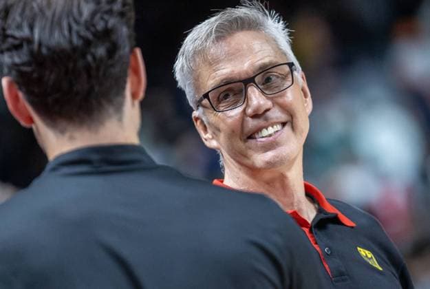 Sport Bilder des Tages Basketball: Laenderspiele, Deutschland - Kanada, Mercedes-Benz Arena. Deutschlands Trainer Gordon Herbert laechelt nach dem Sieg. Basketball: Laenderspiel Deutschland - Kanada