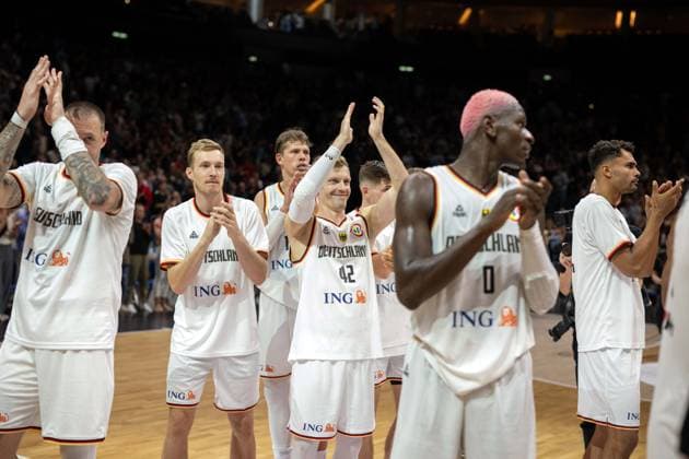 Sport Themen der Woche KW32 Sport Bilder des Tages Basketball Berlin 09.08.2023 DBB Nationalmannschaft der Männer Länderspiel Testspiel Deutschland (GER) - Kanada (CAN) Jubel D Christian Sengfelder (Deutschland, No.43) Isaac Bonga (Deutschland, No.00) Nils Giffey (Deutschland, No.05) *** Basketball Berlin 09 08 2023 DBB national mens team international test match Germany GER Canada CAN cheer D Christian Sengfelder Germany, No 43 Isaac Bonga Germany, No 00 Nils Giffey Germany, No 05