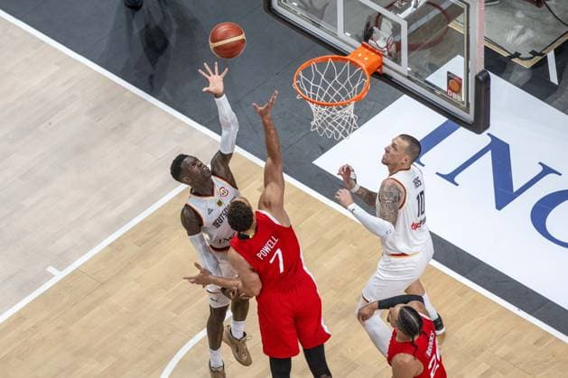 Basketball Berlin 09.08.2023 DBB Nationalmannschaft der Männer Länderspiel Testspiel Deutschland (GER) - Kanada (CAN) Dennis Schröder Schroeder (Deutschland, No.17) Schröder Schroder Dwight Powell (Kanada, No.07)