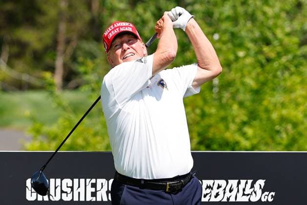 Sport Bilder des Tages BEDMINSTER, NJ - AUGUST 09: Former President Donald Trump tees off at the 15th tee during a practice round at Trump National Golf Club on August 9, 2023 in Bedminster, New Jersey. (Photo by Rich Graessle Icon Sportswire) GOLF: AUG 09 LIV Golf Bedminster EDITORIAL USE ONLY Icon23080922184