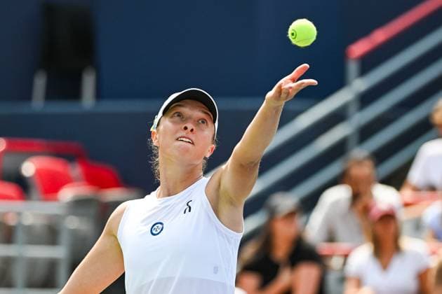 MONTREAL, QC - AUGUST 09: Iga Swiatek (POL) serves the ball during a second round match at WTA, Tennis Damen National Bank Open on August 09, 2023 at IGA Stadium in Montreal, QC (Photo by David Kirouac Icon Sportswire) TENNIS: AUG 09 National Bank Open EDITORIAL USE ONLY Icon230809055