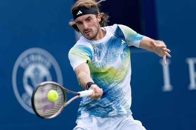 TORONTO, ON - AUGUST 09: Stefanos Tsitsipas of Greece hits a shot during his second round match of the National Bank Open, part of the Hologic ATP, Tennis Herren Tour, at Sobeys Stadium on August 9, 2023 in Toronto, Canada. (Photo by Julian Avram Icon Sportswire) TENNIS: AUG 09 National Bank Open EDITORIAL USE ONLY Icon2308092044