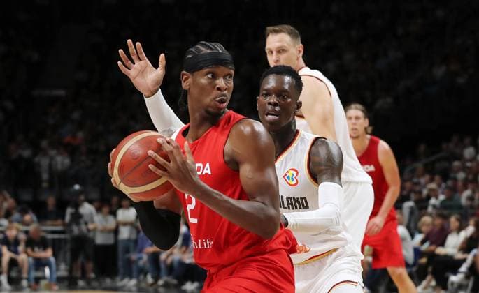Shai Gilgeous Alexander, Dennis Schröder (GER) Zweikampf Spielszene Aktion Basketball DBB Nationalmannschaft Herren Länderspiel Saison 2023 2024 09.08.2023 Deutschland GER vs Kanada CAN