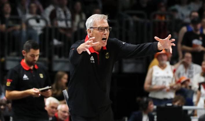 Coach Gordon Herbert (GER) zeigend, gestikulierend Aktion Oberkörper Basketball DBB Nationalmannschaft Herren Länderspiel Saison 2023 2024 09.08.2023 Deutschland GER vs Kanada CAN