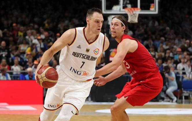 Johannes Voigtmann (GER), Kelly Olynyk Zweikampf Spielszene Aktion Basketball DBB Nationalmannschaft Herren Länderspiel Saison 2023 2024 09.08.2023 Deutschland GER vs Kanada CAN