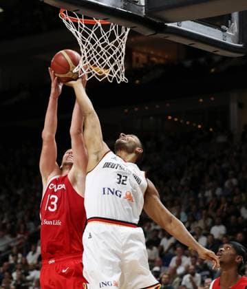 Kelly Olynyk, Johannes Thiemann (GER) Zweikampf Spielszene Aktion Basketball DBB Nationalmannschaft Herren Länderspiel Saison 2023 2024 09.08.2023 Deutschland GER vs Kanada CAN