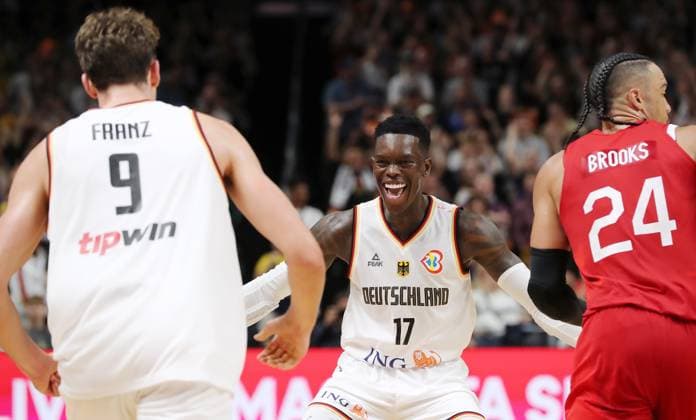Franz Wagner (GER), Dennis Schröder (GER) lacht jubelt, re. Dillon Brooks Basketball DBB Nationalmannschaft Herren Länderspiel Saison 2023 2024 09.08.2023 Deutschland GER vs Kanada CAN