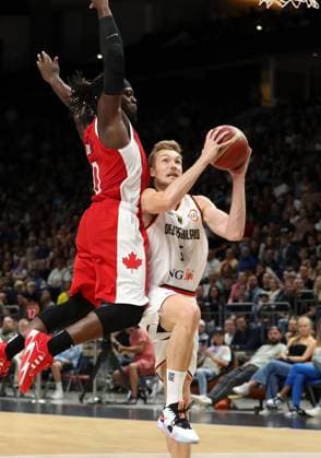 Luguentz Dort, Niels Giffey (GER) Zweikampf Spielszene Aktion Basketball DBB Nationalmannschaft Herren Länderspiel Saison 2023 2024 09.08.2023 Deutschland GER vs Kanada CAN
