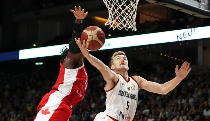 Luguentz Dort, Niels Giffey (GER) Zweikampf Spielszene Aktion Basketball DBB Nationalmannschaft Herren Länderspiel Saison 2023 2024 09.08.2023 Deutschland GER vs Kanada CAN