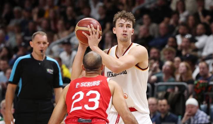 Phil Scrubb, Franz Wagner (GER) Zweikampf Spielszene Aktion Basketball DBB Nationalmannschaft Herren Länderspiel Saison 2023 2024 09.08.2023 Deutschland GER vs Kanada CAN